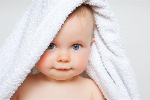 初乳很黄是不是不干净不可以喝？母乳怎么喂养昆明捐卵宝宝？